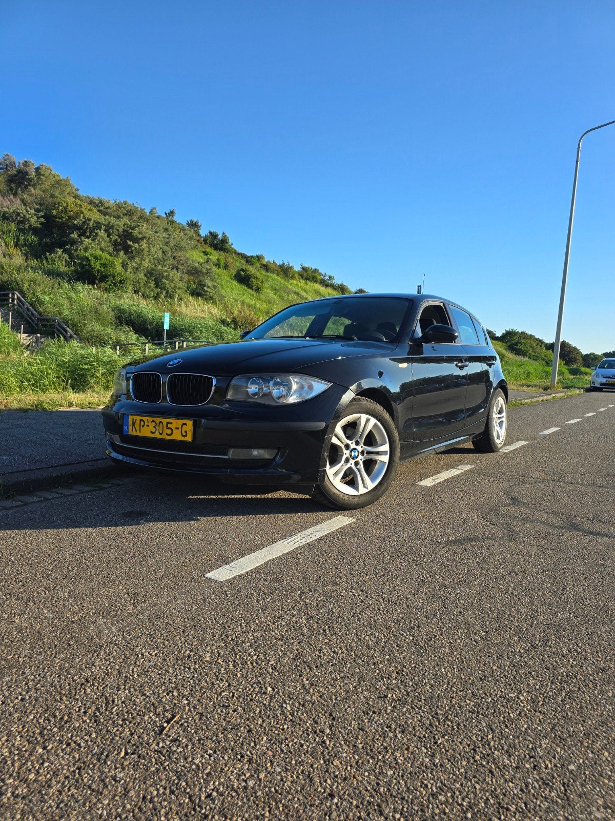 BMW 1-Serie 1.6 116I 2007 Zwart, Auto's, BMW, 1596 cc, Zwart, 4 cilinders, 635 kg