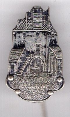 Vispoort Harderwijk zilverkleurig speldje ( P_230), Verzenden, Zo goed als nieuw, Stad of Land, Speldje of Pin