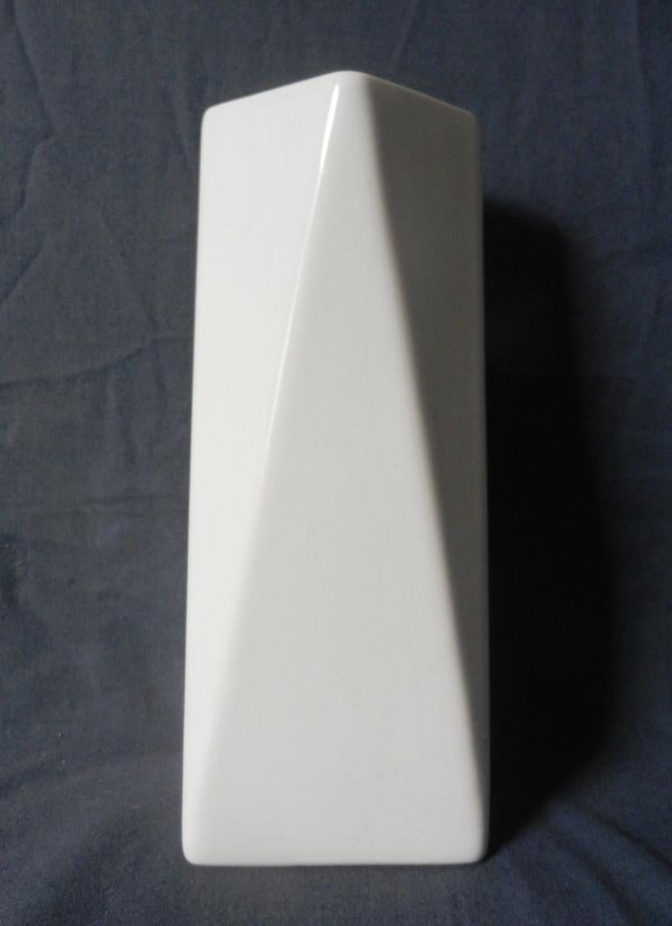 Afgeschuinde witte aardewerk vaas pseudo vd Vaart h. 21 cm, Wit, Aardewerk of Porselein, Nieuw, Ophalen of Verzenden