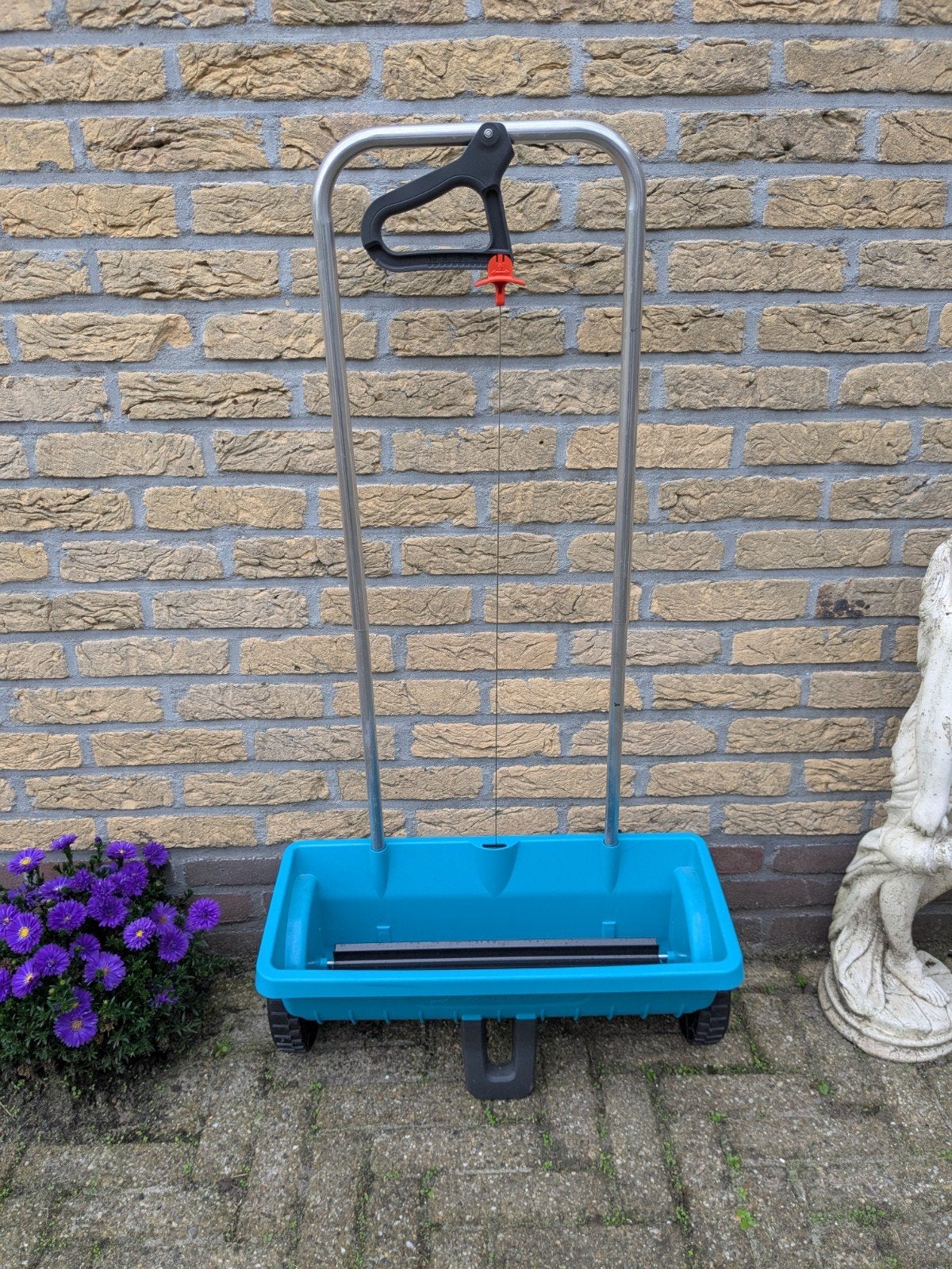 Strooiwagentje van Gardena, Ophalen