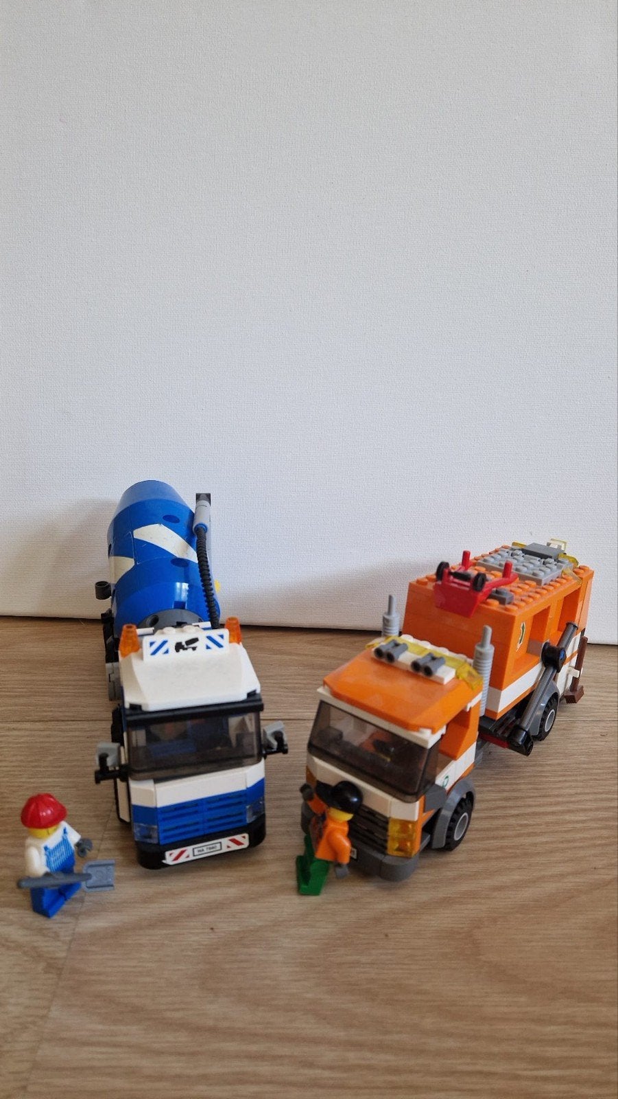 LEGO City 7990 + 7991 cementwagen + Vuilniswagen minifiguren, Ophalen of Verzenden, Zo goed als nieuw