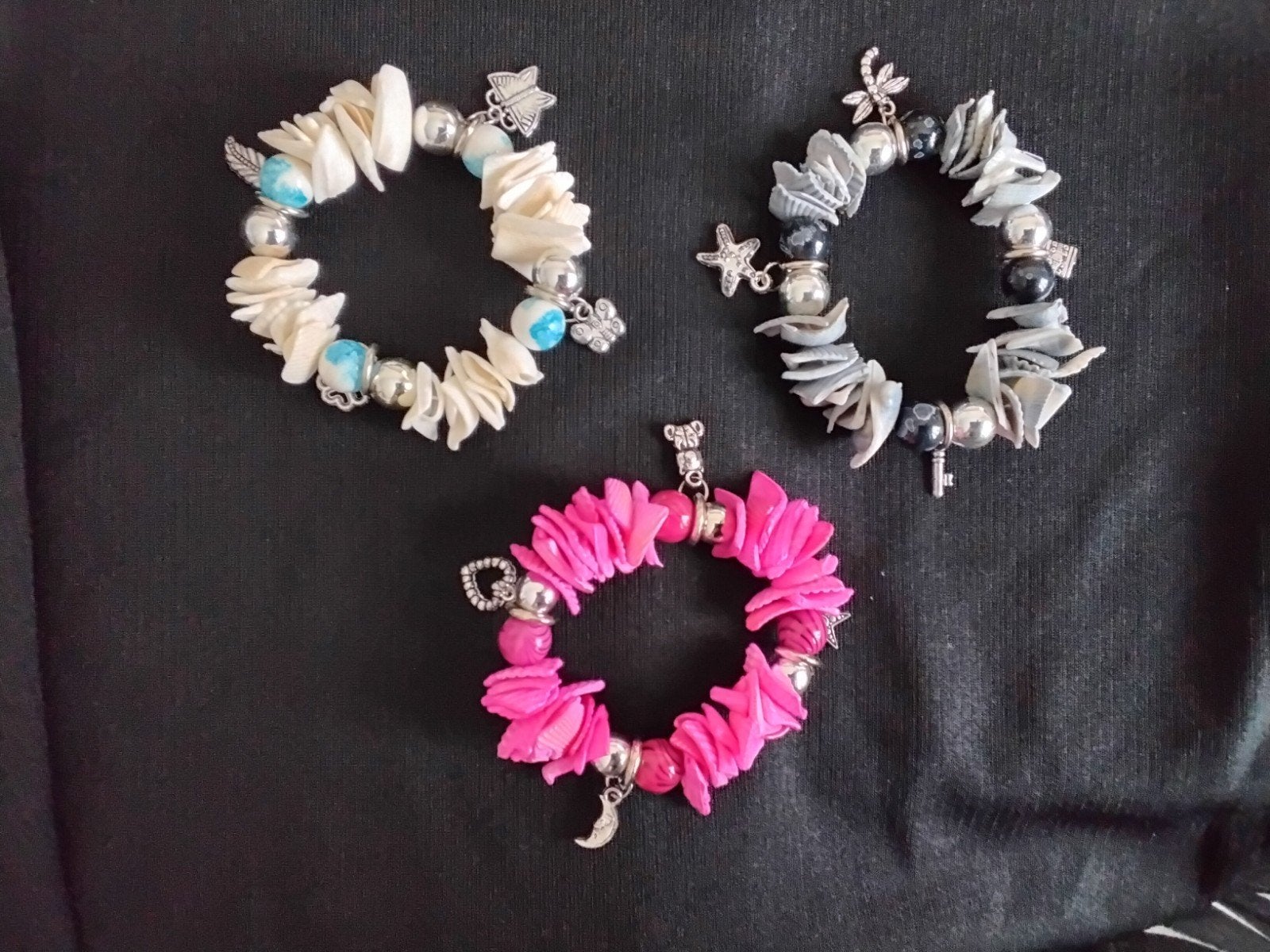 3 mooie elastische armbanden met schelpen, kralen en bedels, Sieraden, Tassen en Uiterlijk, Armbanden, Ophalen of Verzenden
