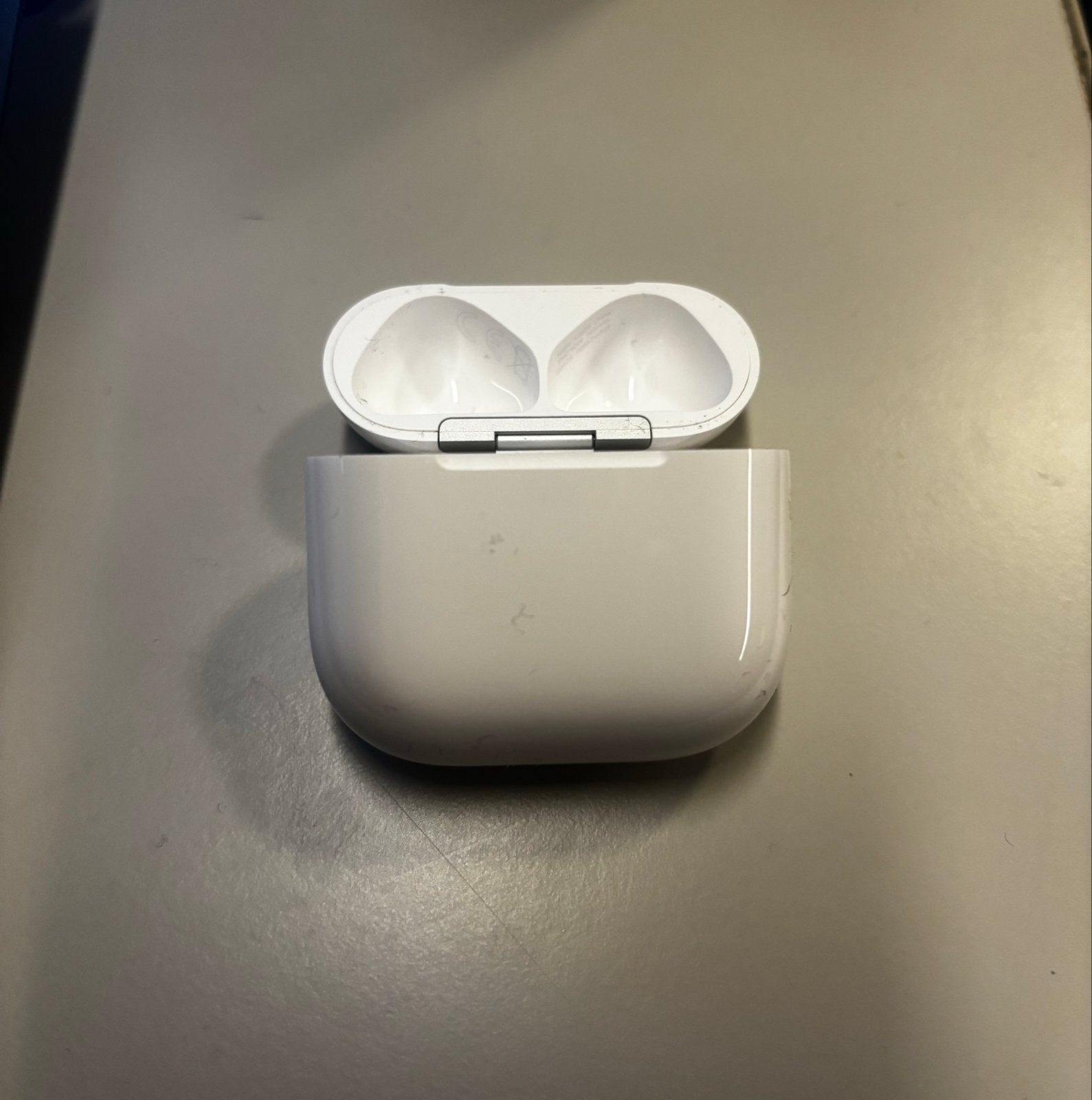 AirPods 4 Oplaadcase (alleen de case), In-ear, Gebruikt, Draadloos opladen, Ophalen of Verzenden