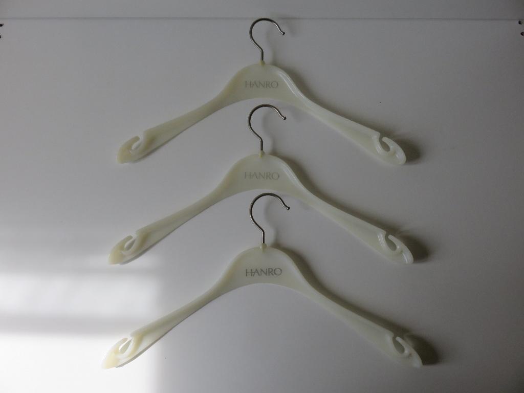3 witte Hanro blousehangers, kledinghangers, Kleding | Dames, Ophalen of Verzenden, Gebruikt, Kunststof, Volwassenen