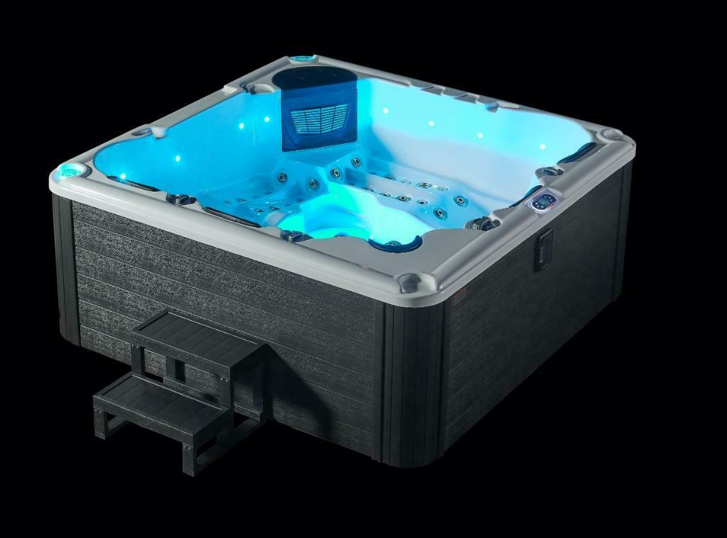 Supreme Spa Porto • 5 personen • afm. 220 x 220 • 64 jets, Ophalen, Nieuw, Trap, Vast