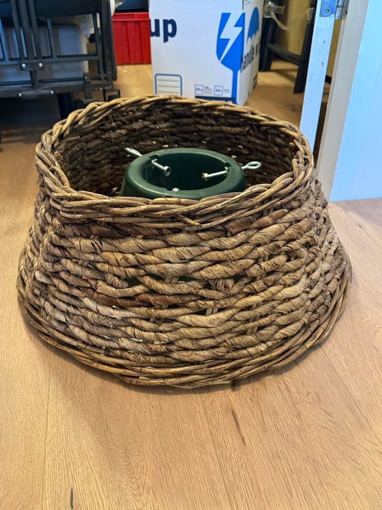 Kerstboomstandaard met mand, Ophalen, Zo goed als nieuw