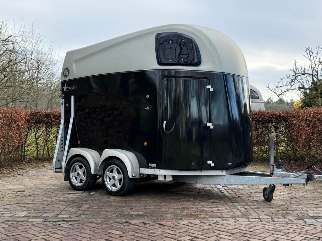 Mooie blomert new star aluminium bodem met zadelkamer, Dieren en Toebehoren, Paarden en Pony's | Trailers en Aanhangwagens, Ophalen