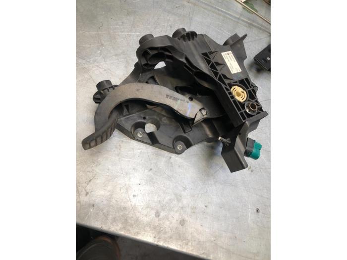 Rempedaal van een Renault Trafic, Ophalen of Verzenden, 3 maanden garantie, Gebruikt, Renault