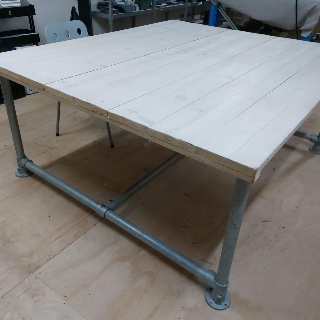 Steigerhouten bureau/tafel met buizenframe, Ophalen, Gebruikt