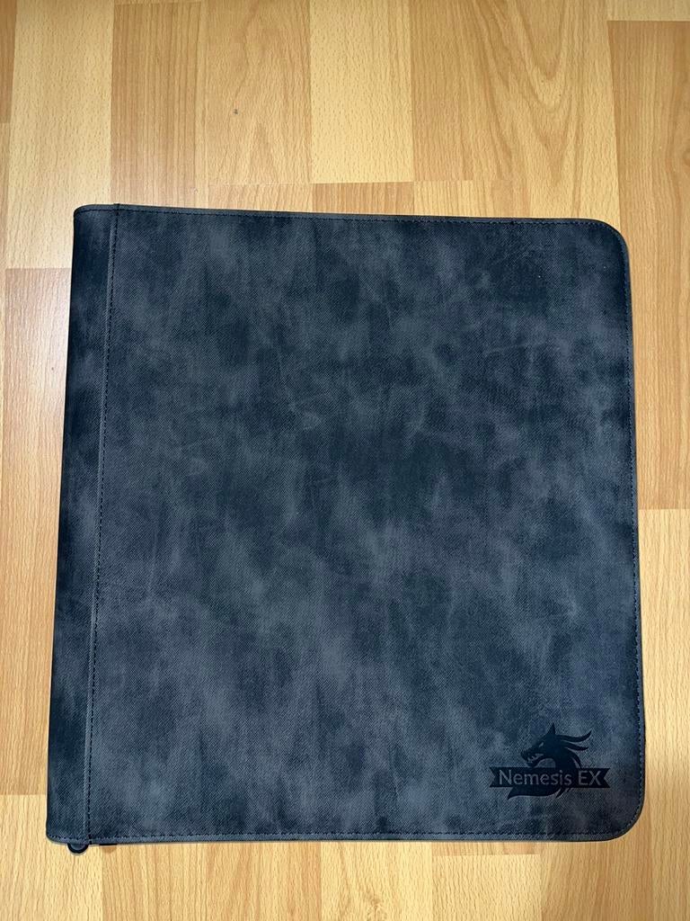 NEMESIS EX 12 POCKET BINDER MAP, Hobby en Vrije tijd, Verzamelkaartspellen | Pokémon, Zo goed als nieuw, Ophalen of Verzenden