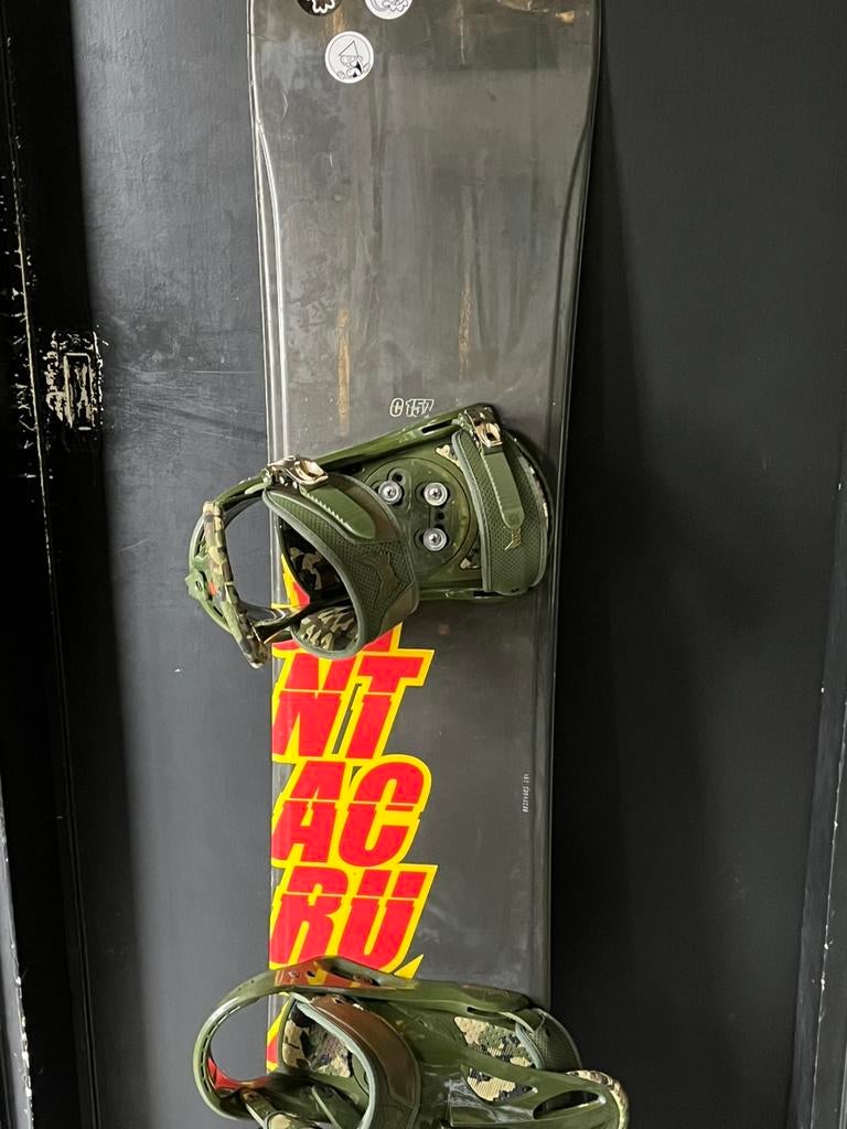 Santa cruz snowboard 157 cm met bindingen, Sport en Fitness, Snowboarden, Ophalen of Verzenden, Zo goed als nieuw, Board