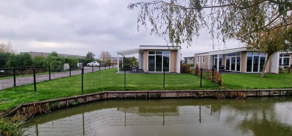 Te koop Chalet TopParken Westerkogge aan water EIGEN GROND, Caravans en Kamperen, Stacaravans, Tot en met 5