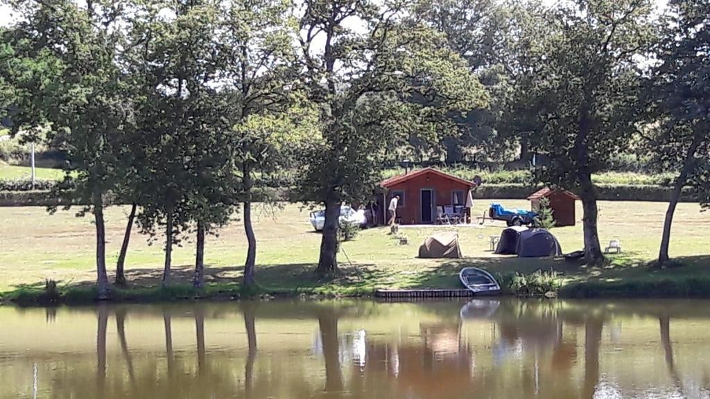 Karpervissen in het najaar op mooi domein Midden Frankrijk, 2 slaapkamers, Open haard, Landelijk, Chalet, Bungalow of Caravan