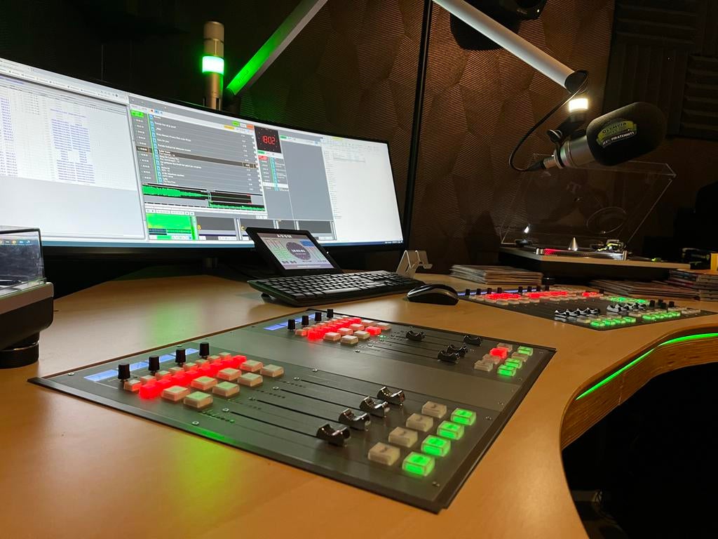Elektrisch verstelbaar radio studiomeubel (Orban, DHD, D&R), Ophalen, Elektrisch, Gebruikt