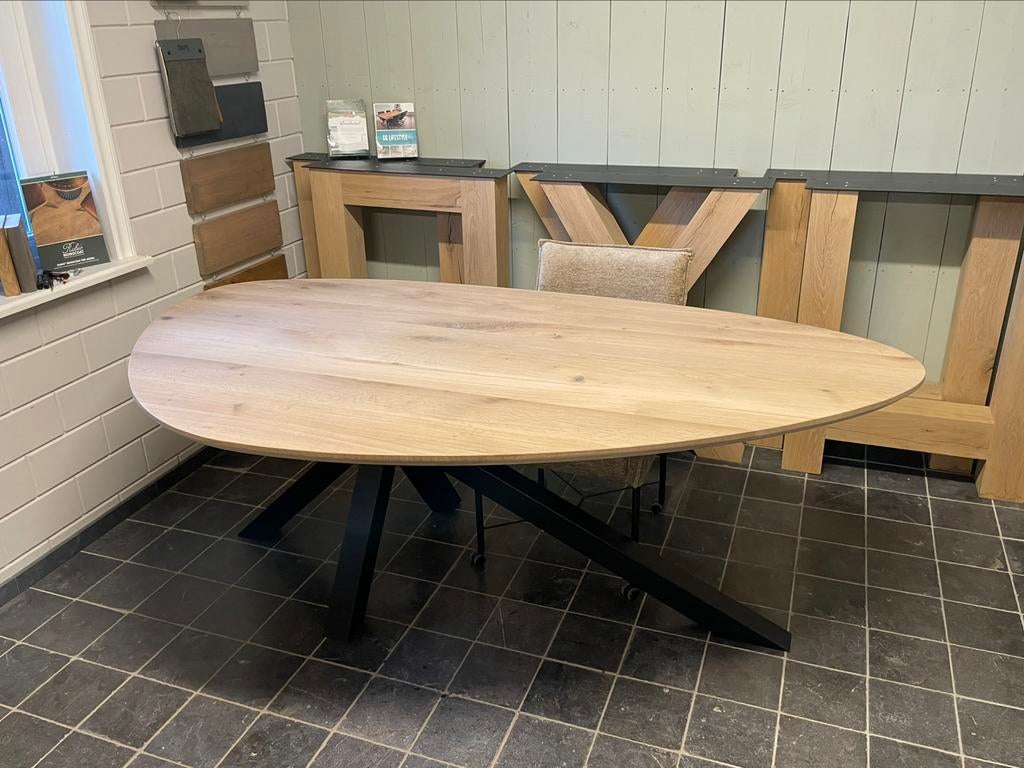 Foto 6 van Massief eiken eettafel kiezel vorm