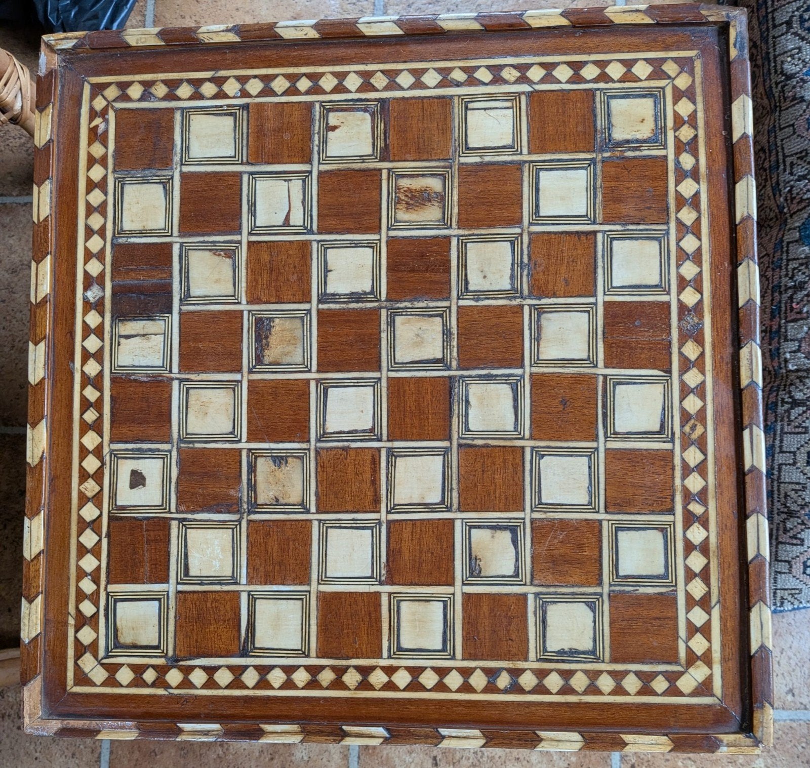 Antieke schaaktafel met unieke schaakstukken, Ophalen