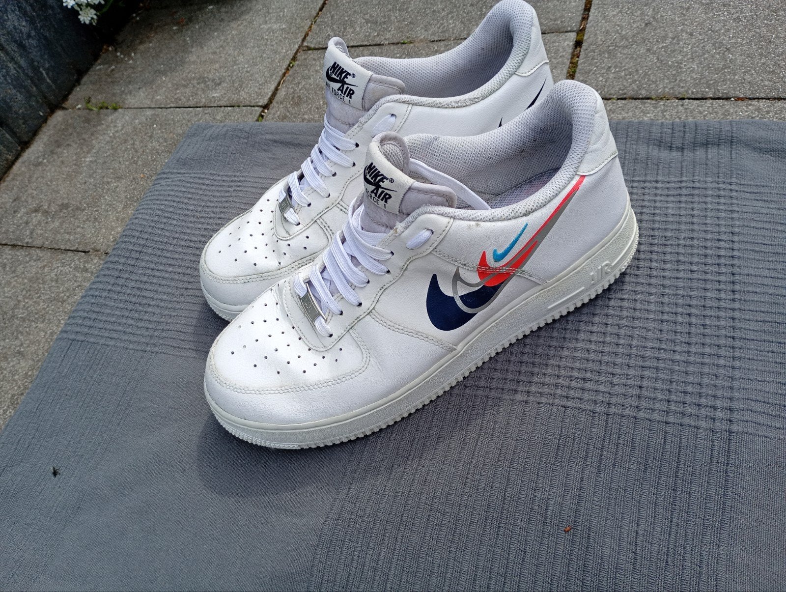 Nike Air Force 1 Low Wit met Blauw/Rood/Grijze Swoosh, Wit, Nike, Ophalen of Verzenden, Sneakers of Gympen