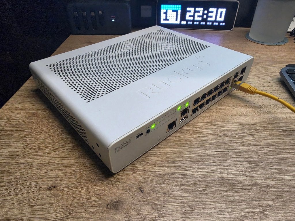 Ruckus ICX7150-C12P-2X1G, Verzenden, Zo goed als nieuw