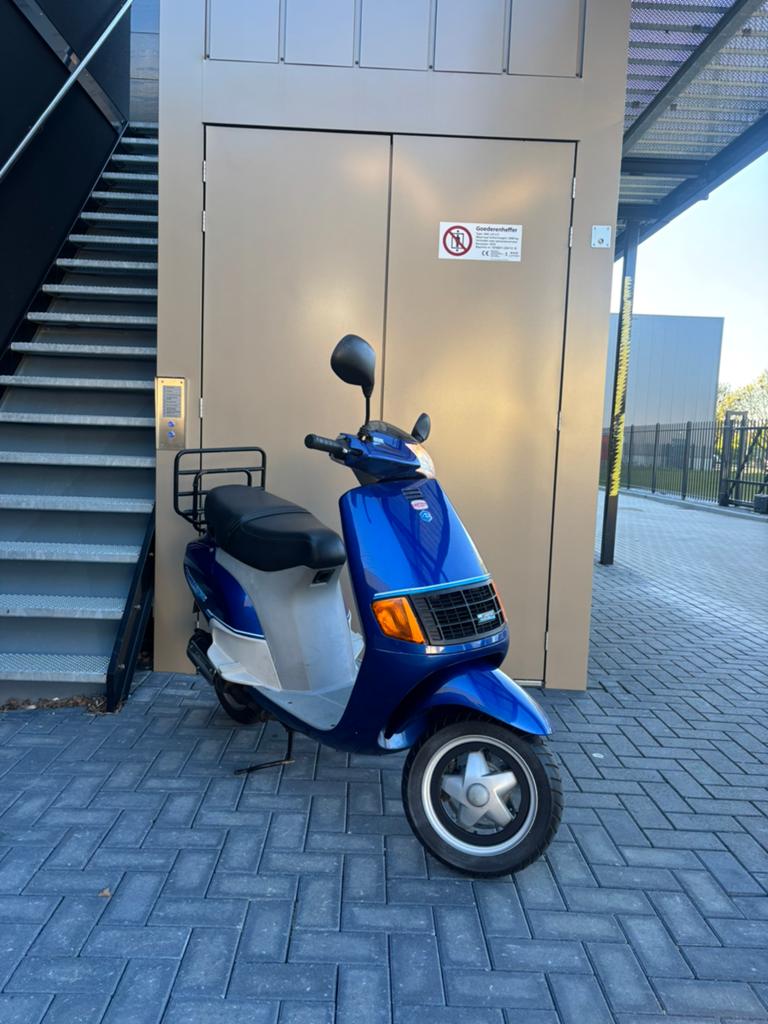 Piaggio quartz 50 cc 2t lc BROM KENTEKEN ️2800km️, Fietsen en Brommers, Scooters | Aprilia, Ophalen of Verzenden, Zo goed als nieuw
