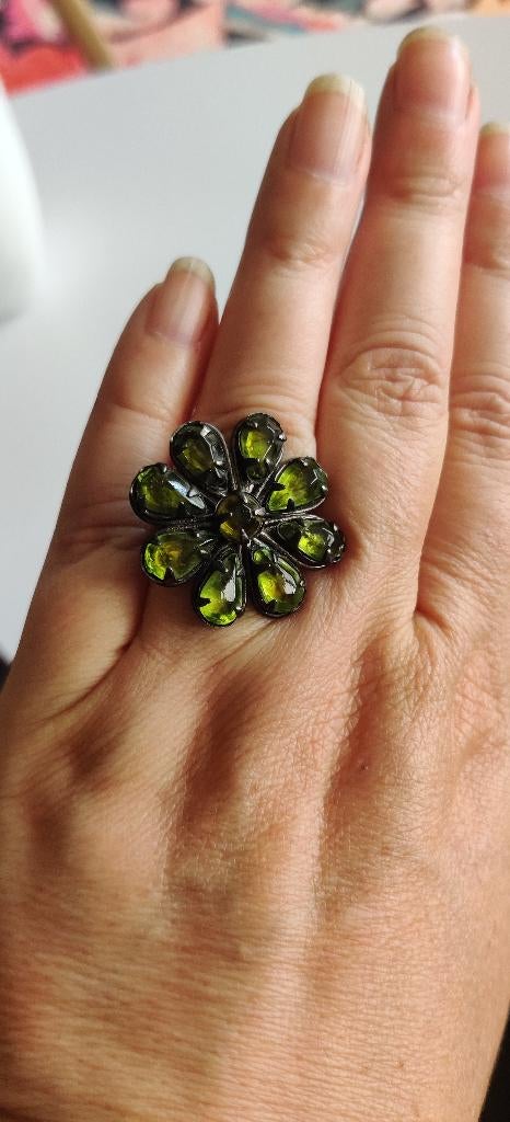 verstelbare statement ring met groene steentjes, Sieraden, Tassen en Uiterlijk, Ringen, Gebruikt, Ophalen of Verzenden, Dame, Groen