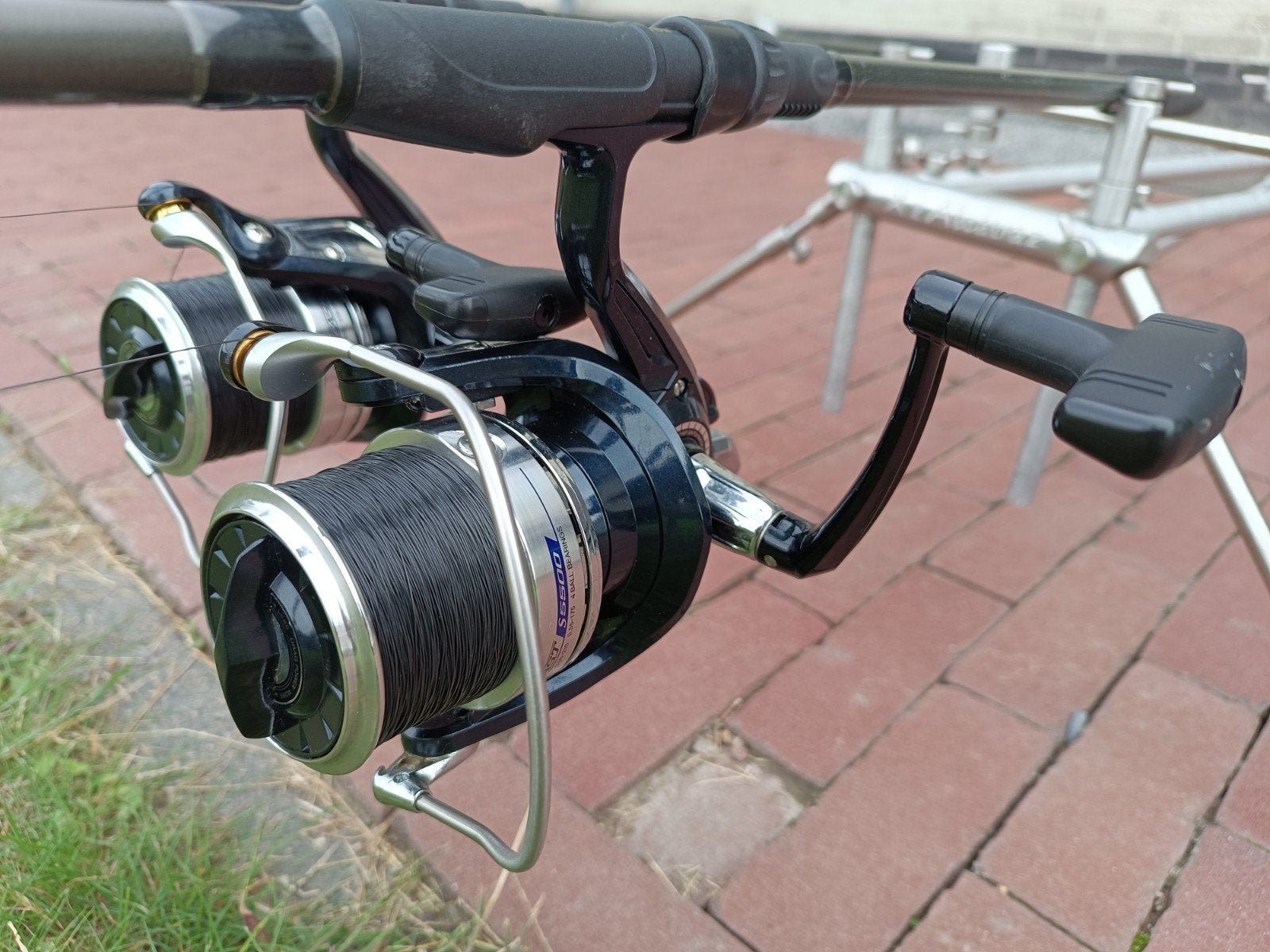 Complete karperset: 2x hengels, 2x molens, 2x beetmelders, Ophalen, Zo goed als nieuw