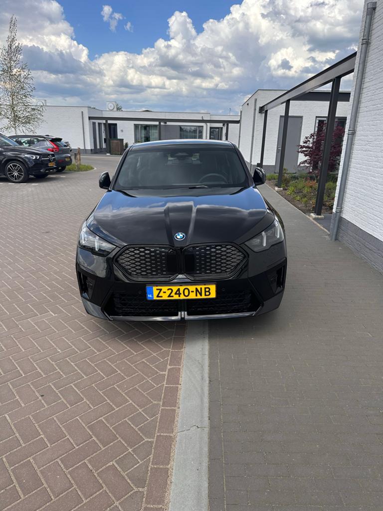 BMW iX2 Xdrive30 313pk Aut 2024  >>> VASTE VERKOOPPRIJS <<<, Auto's, BMW, Automaat, Zwart, Origineel Nederlands, Vierwielaandrijving