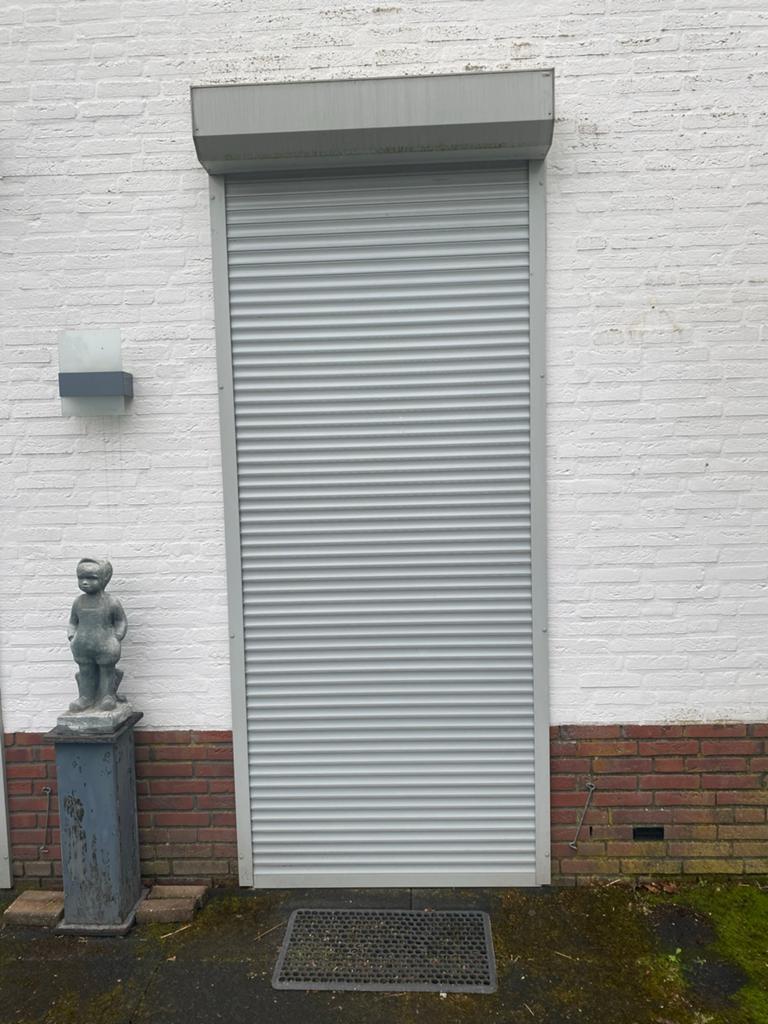 Handbediende rolluik deur - 285x113,5 cm, Doe-het-zelf en Verbouw, Rolluiken, Ophalen, Gebruikt, 100 tot 150 cm, 200 cm of meer