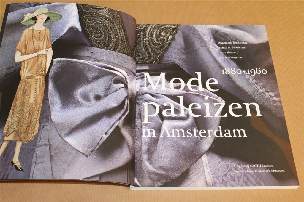 Modepaleizen in Amsterdam 1880-1960 — Modegeschiedenis, Boeken, Ophalen of Verzenden, Gelezen, Mode algemeen