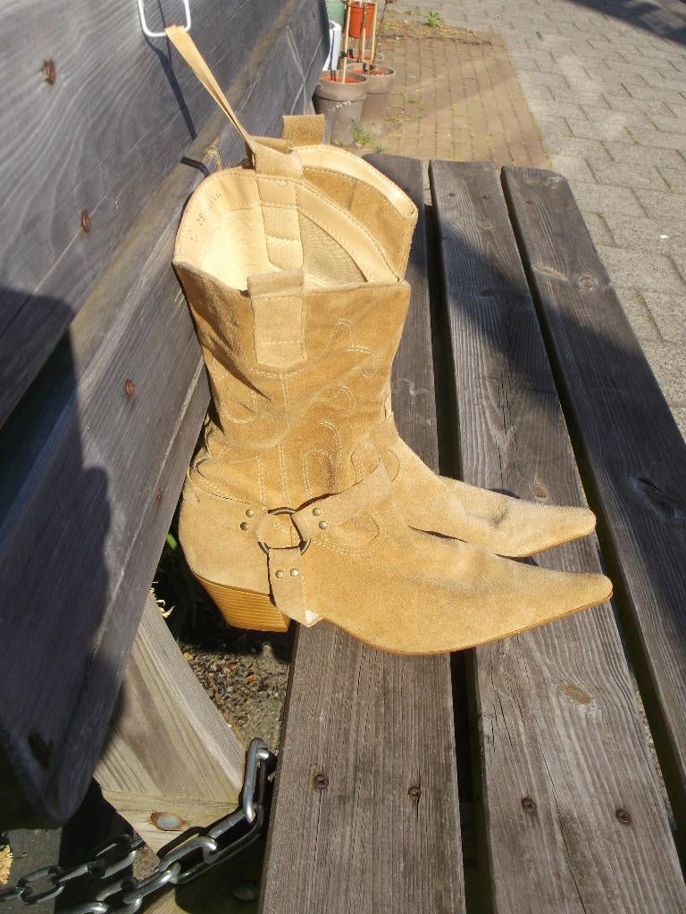 Mooie suede punt-laarzen, Beige, Lage of Enkellaarzen, Ophalen of Verzenden, Zo goed als nieuw