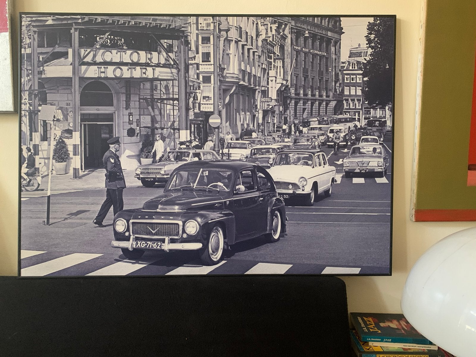 Amsterdam jaren '60: Volvo Amazone & Victoria Hotel, Antiek en Kunst, Ophalen of Verzenden, Foto, Fotografie