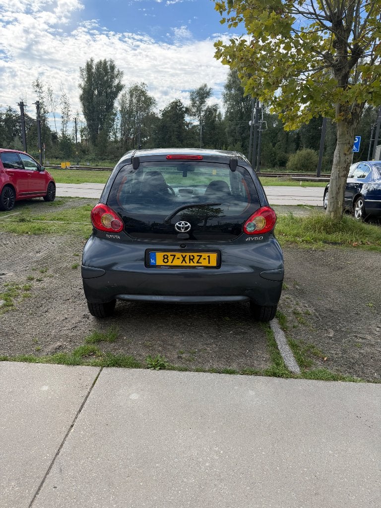 Toyota Aygo 1.0 12V Vvt-i 5DRS 2007 Grijs, Ophalen, Nieuw, Toyota, Deur