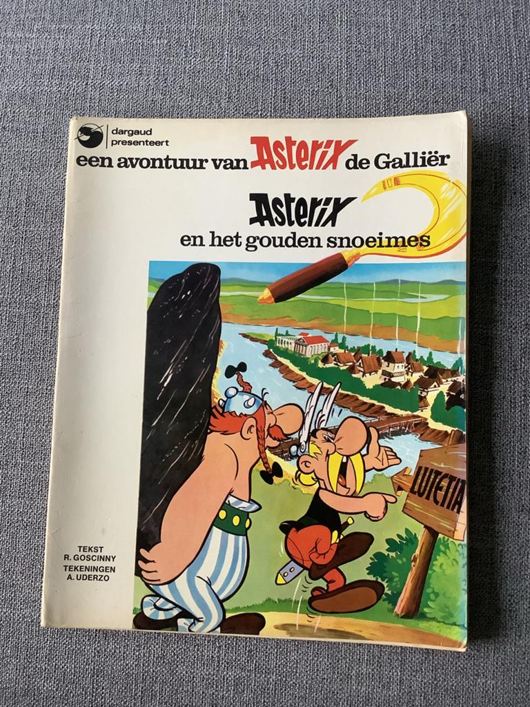Asterix en het gouden snoeimes - Dargaud - Goede staat, Eén stripboek, Ophalen of Verzenden, Gelezen