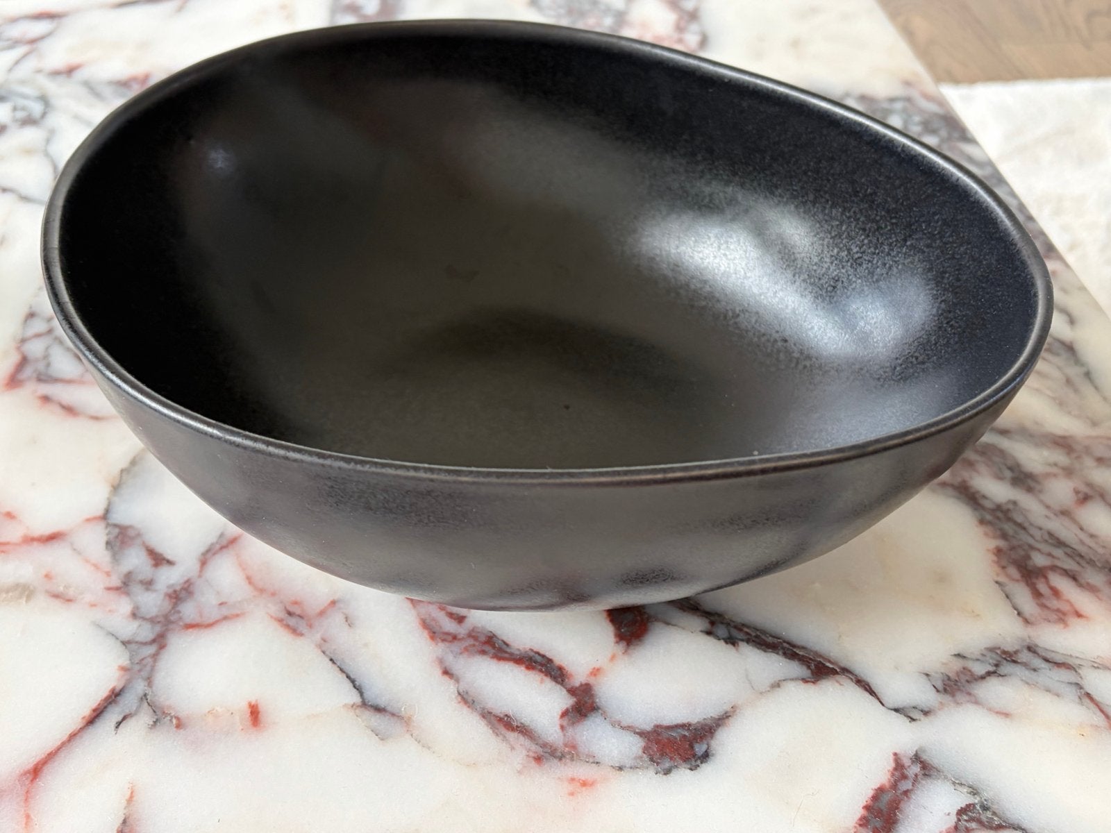 H&M Home Zwarte Ovale Schaal - Zo goed als nieuw, Porselein of Keramiek, Schaal, Vaatwasserbestendig, Ophalen of Verzenden