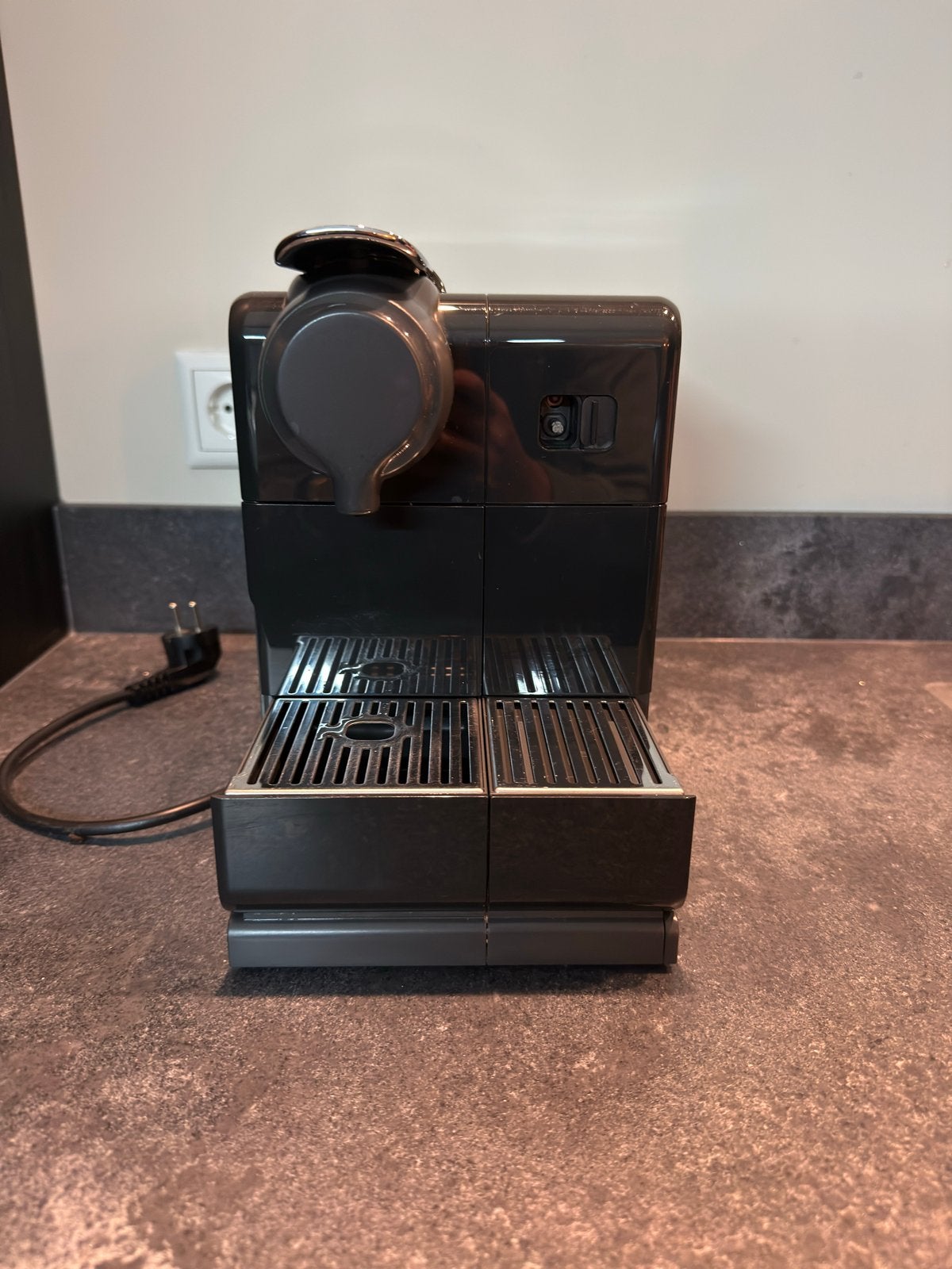 Foto 2 van DeLonghi Nespresso Lattissima One EN500.B