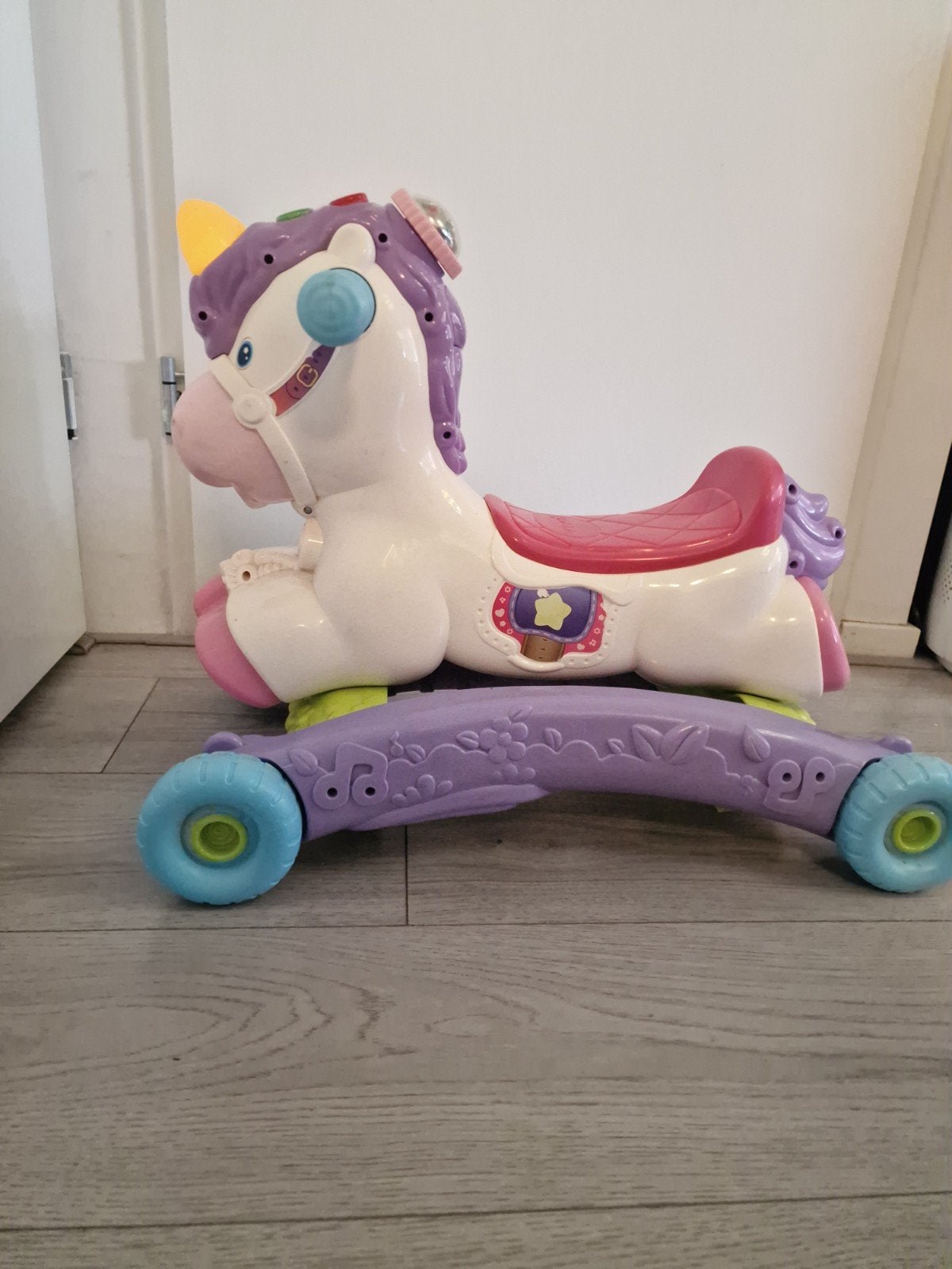 Vtech unicorn v tech eenhoorn VTech hobbel en speel unicorn, Kinderen en Baby's, Speelgoed | Hobbelfiguren, Ophalen, Gebruikt