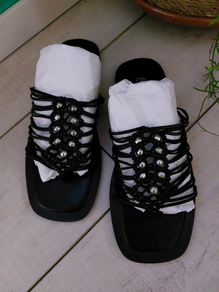 Zwarte Zara sandalen met kralen, maat 39, Zo goed als nieuw, Zara, Zwart, Sandalen of Muiltjes
