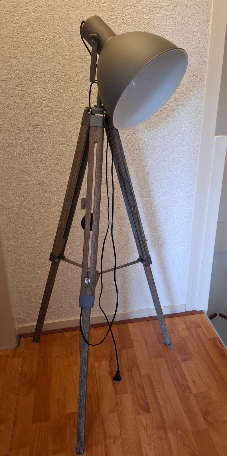 Vista Vloerlamp, Huis en Inrichting, Ophalen, Industrieel, Modern, E27 (groot), Zo goed als nieuw
