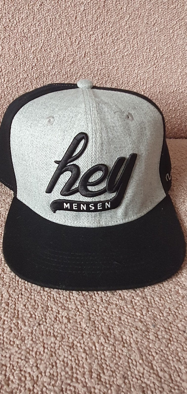 Dylan Haegens 'Hey Mensen' pet - Zo goed als nieuw, Dylan Haegens, One size fits all, Ophalen of Verzenden, Pet