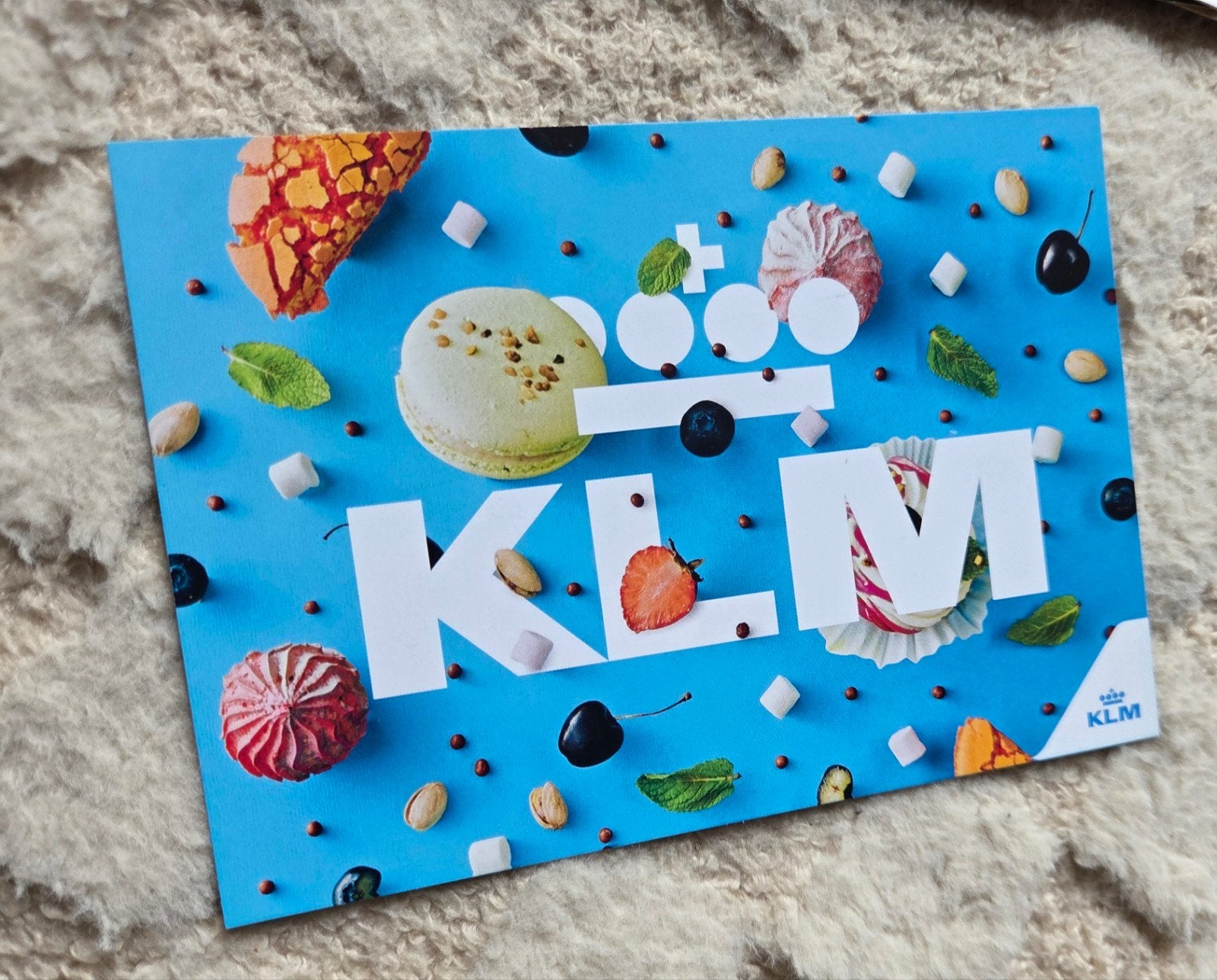 KLM Royal Dutch Airlines Ansichtkaart - Macarons, Verzenden, 1980 tot heden, Ongelopen, Overige thema's