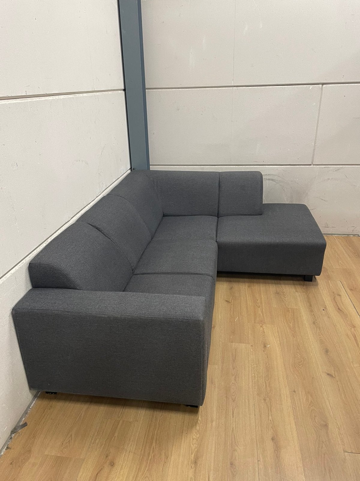 Foto 2 van Mooie luxe grijze hoekbank - GEREINIGD!!!