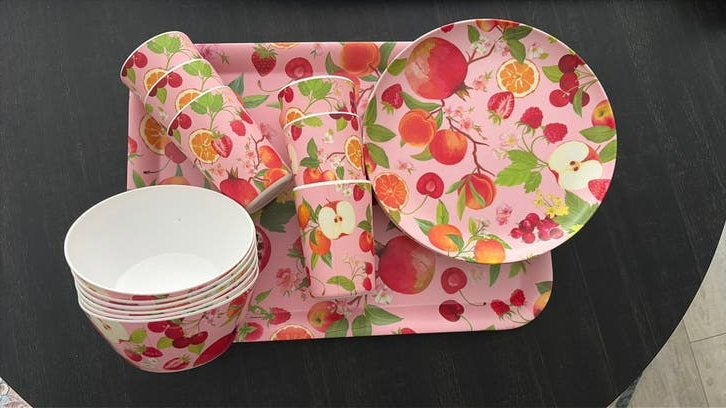 Picknickset: fruitig servies, bestek en gekleurde bekers, Ophalen of Verzenden, Zo goed als nieuw