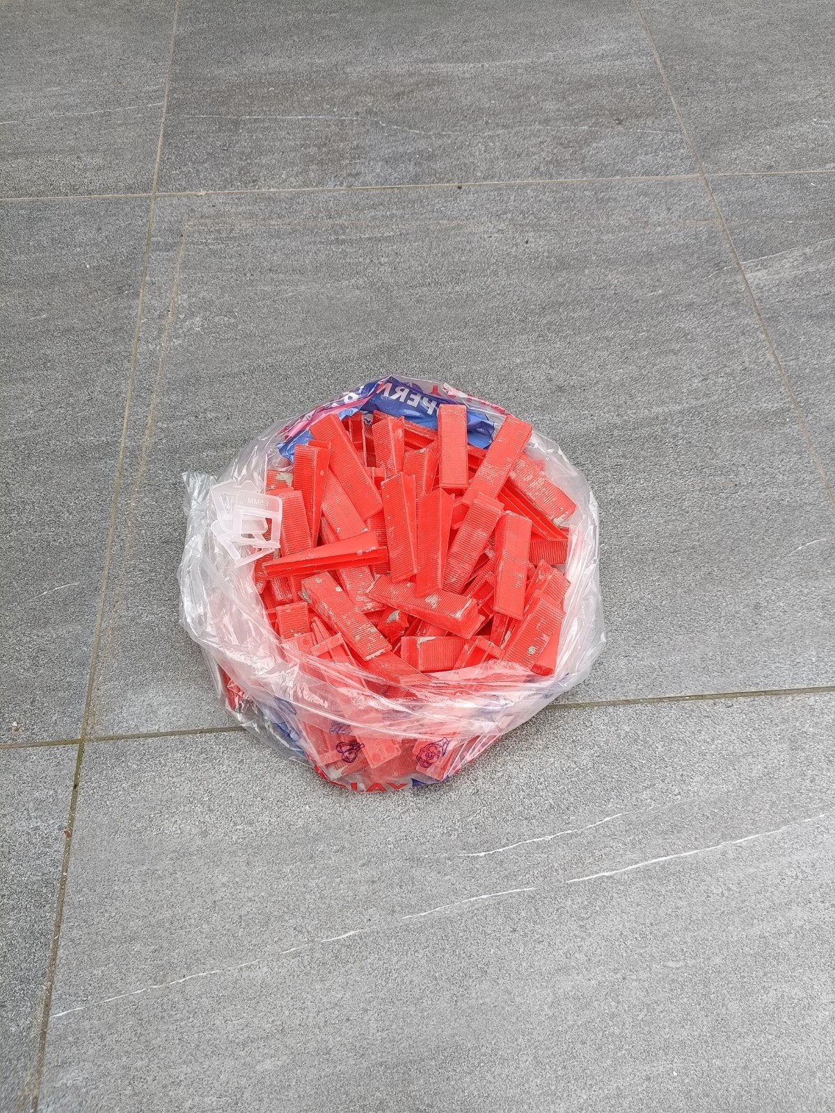 Grote zak met rode tegelkruisjes/afstandhouders, Ophalen of Verzenden, Gebruikt