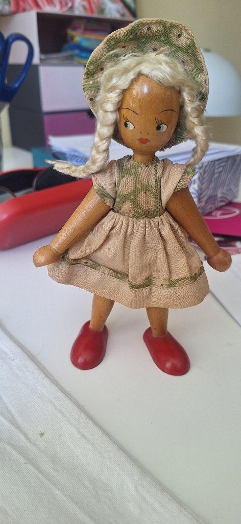 Vintage houten pop met blonde vlechten en hoedje, Verzamelen, Verzenden, Gebruikt, Pop