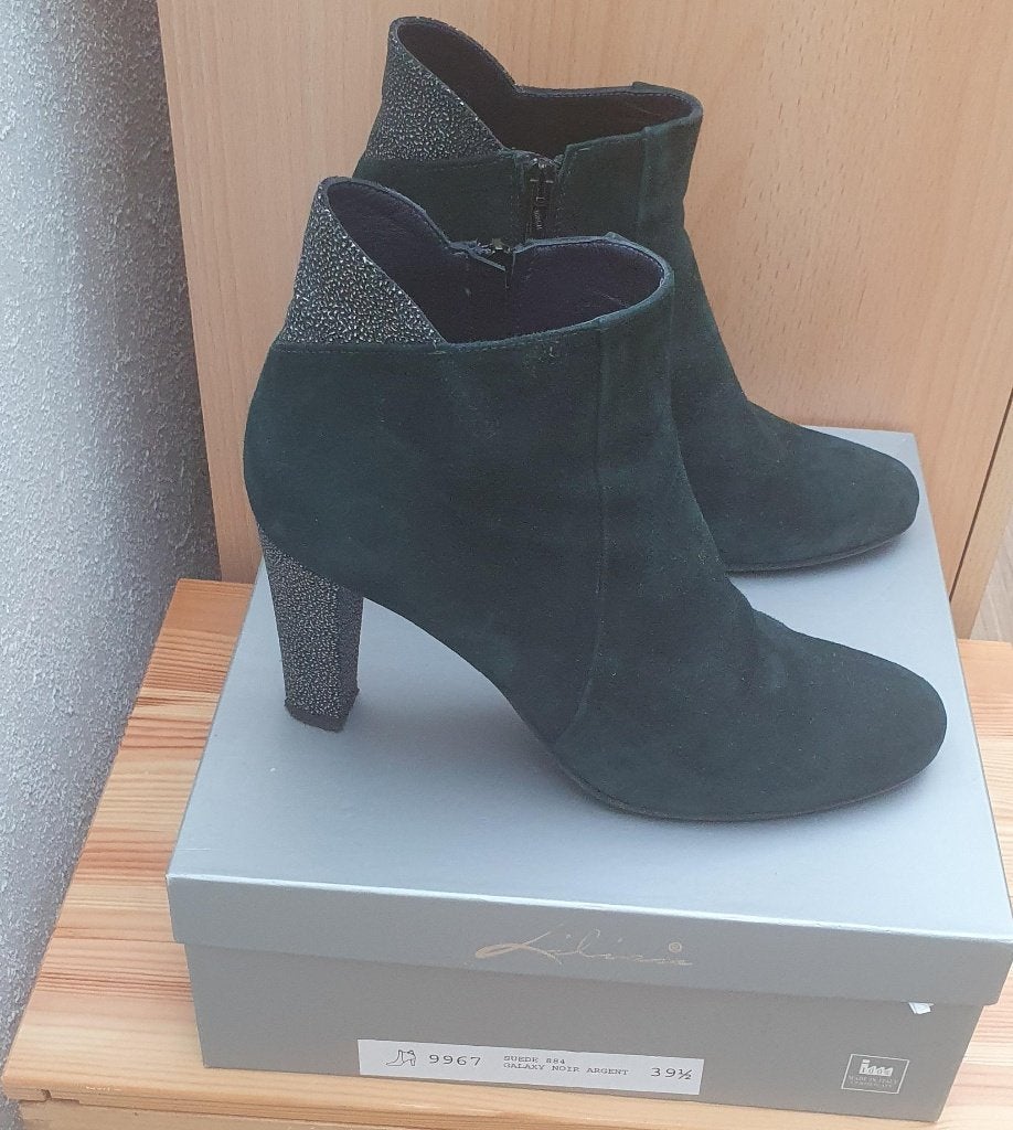 Lilian suède korte laarsjes, groen met glitter, maat 39,5, Lilian, Lage of Enkellaarzen, Ophalen of Verzenden, Zo goed als nieuw