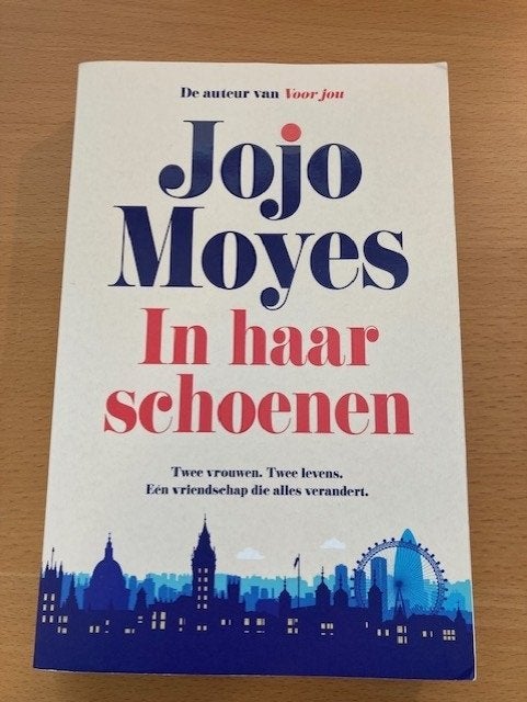 Jojo Moyes 'in haar schoenen'  SINT TIP, Ophalen of Verzenden, Zo goed als nieuw