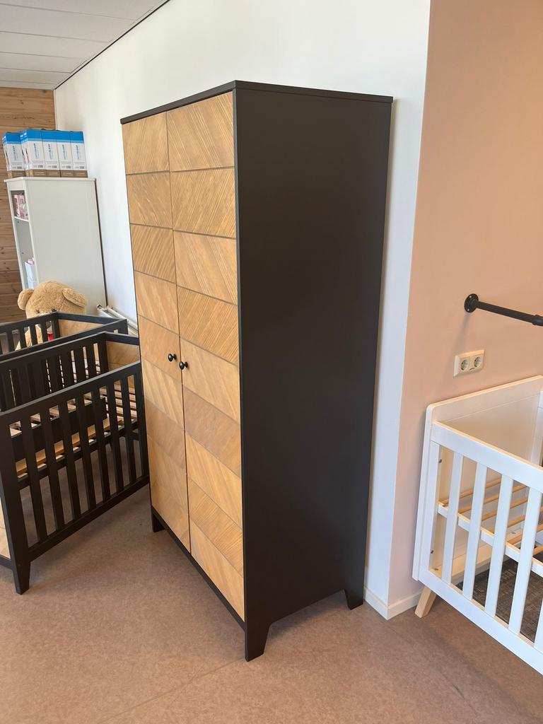 Bopita Job Kast 2-Deurs – Zwart Visgraat – Babykamer OUTLET, Ophalen, Kast, 50 tot 70 cm, Nieuw