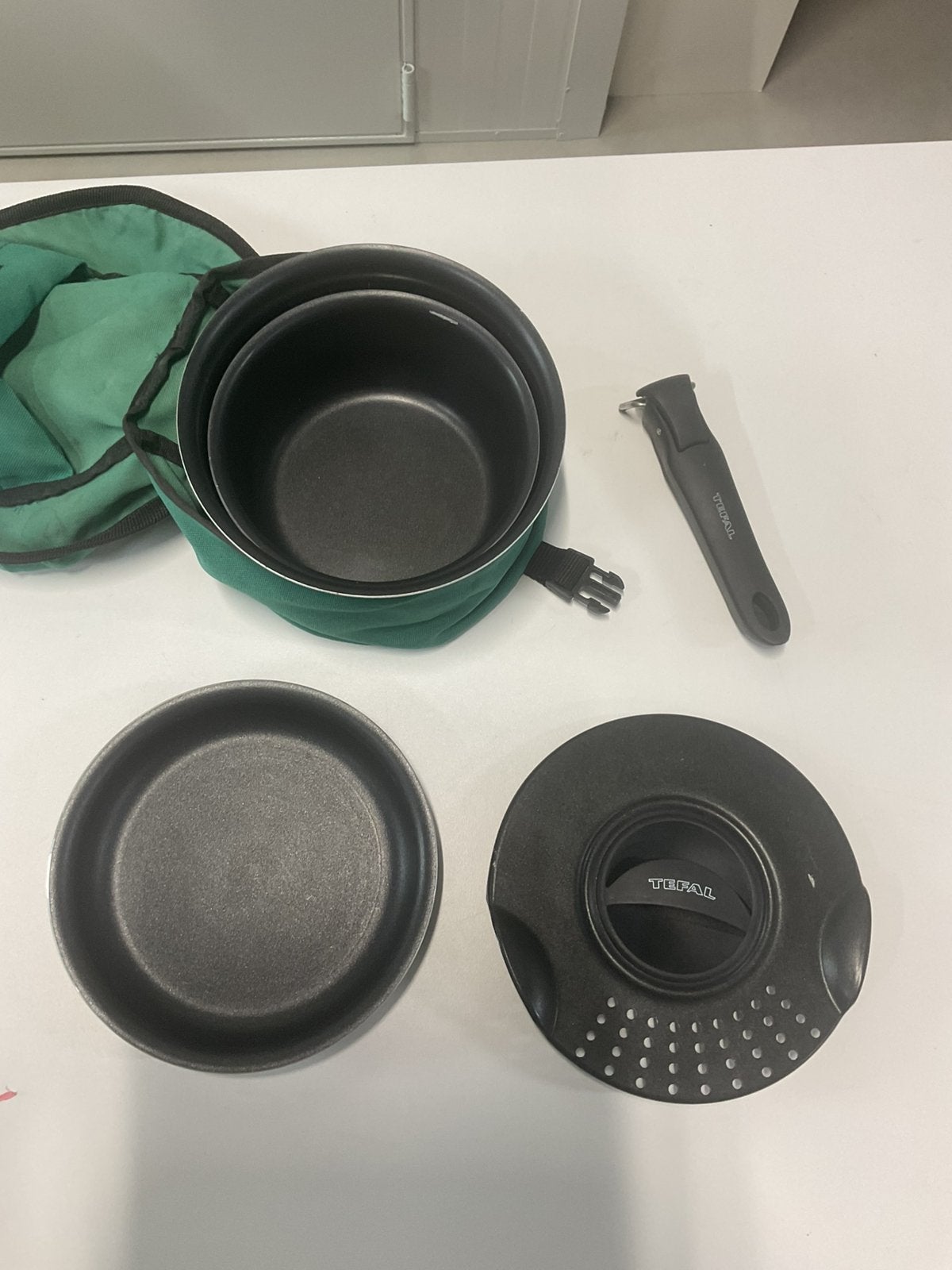 Tefal pannenset met deksel in opbergtas afneembare handvat, Caravans en Kamperen, Ophalen of Verzenden, Zo goed als nieuw
