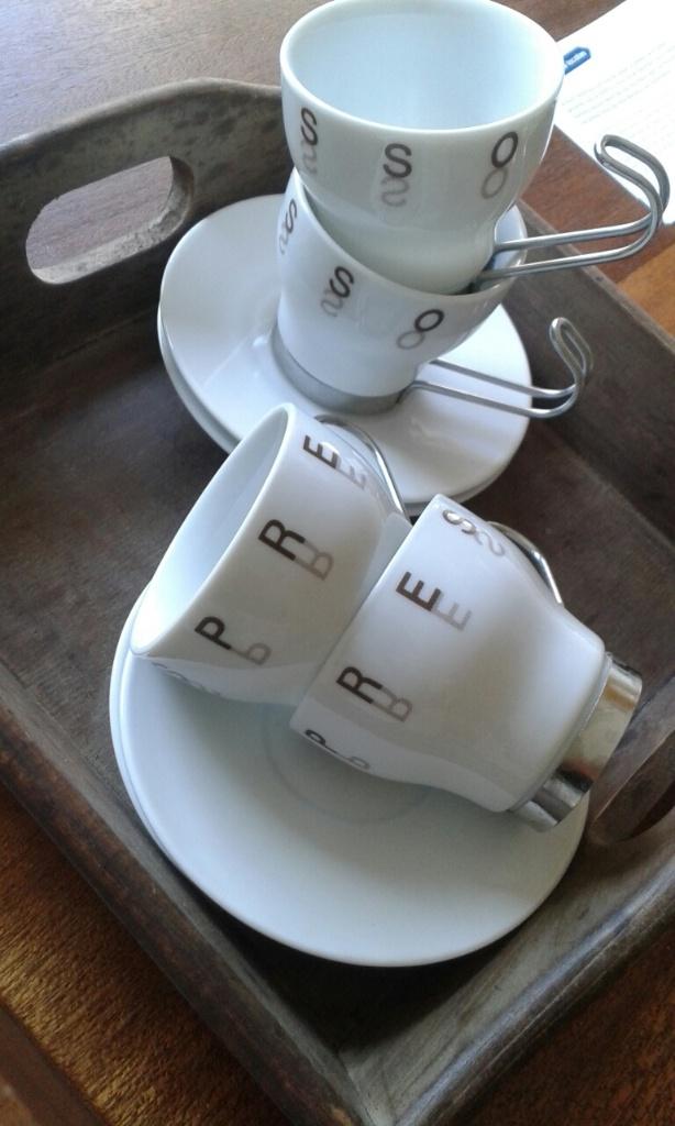 nieuwe kleine espresso kopjes en schoteltjes modern met rvs, Huis en Inrichting, Nieuw, Ophalen of Verzenden, Overige stijlen