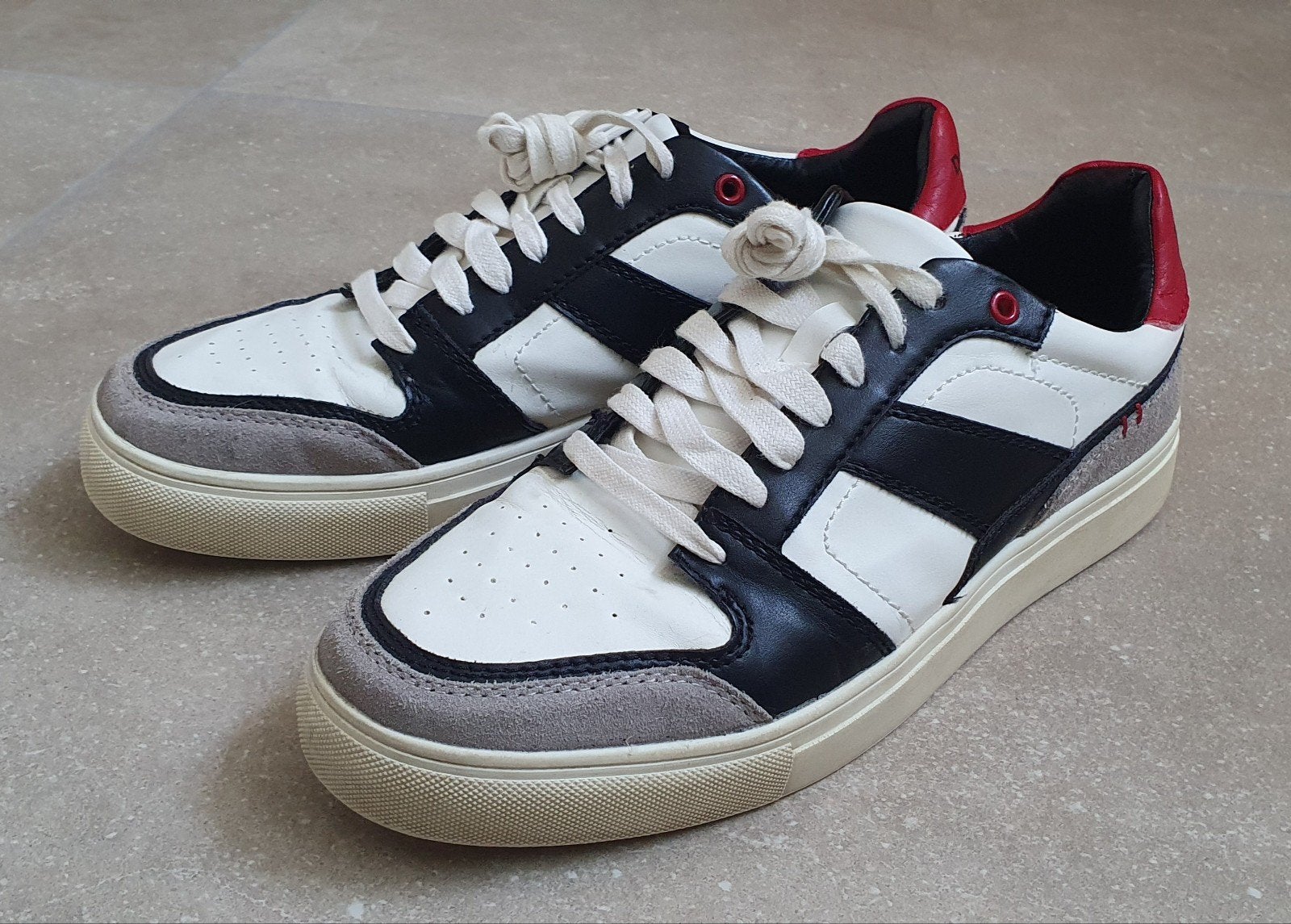 DKNY Sneakers -Wit/Zwart/Rood(Maat 43)Goede staat!, Verzenden, Wit, Sneakers of Gympen, DKNY