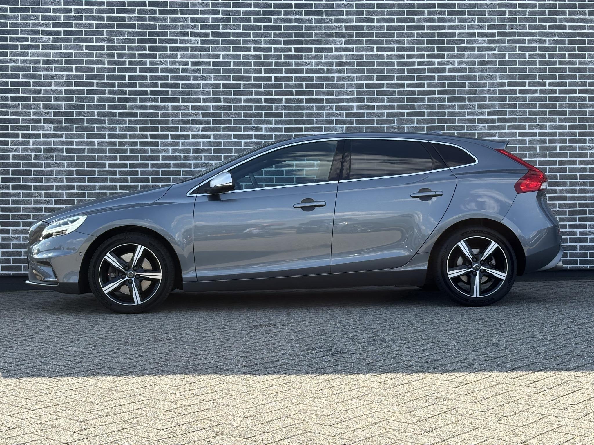 Volvo V40 1.5 T3 Polar+ Sport | R-Design | Trekhaak | Achter, 4 cilinders, Automatische klimaatregeling, Origineel Nederlands